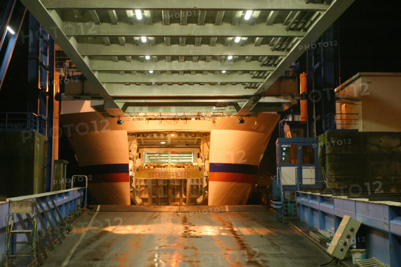 France, Basse Normandie, Manche, Cotentin, Cherbourg, port de commerce, depart de ferry de nuit
le barfleur de Brittany ferries
la porte d'embarquement se referme