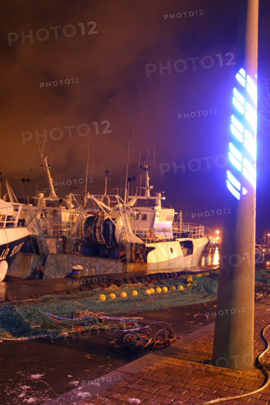 France, Basse Normandie, Manche, Cotentin, Cherbourg, bassin du commerce, nuit, chalutier a quai, lumieres de la ville, eclairage de Yann Kersale