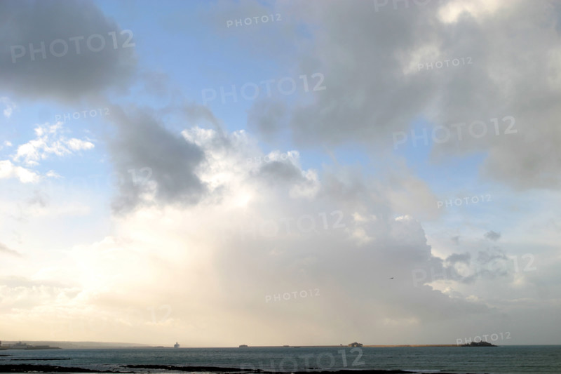 France, Basse Normandie, Manche, Cotentin, Cherbourg, grande rade est, fort de l'ile pelee, panorama, ciel nuageux,