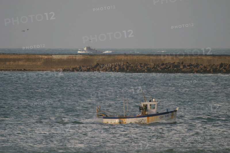 Cotentin, Cherbourg, rade, marine nationale, seconde guerre mondiale, fort de l'ile pelee, grande rade est, petit bateau de peche, digue de Collignon