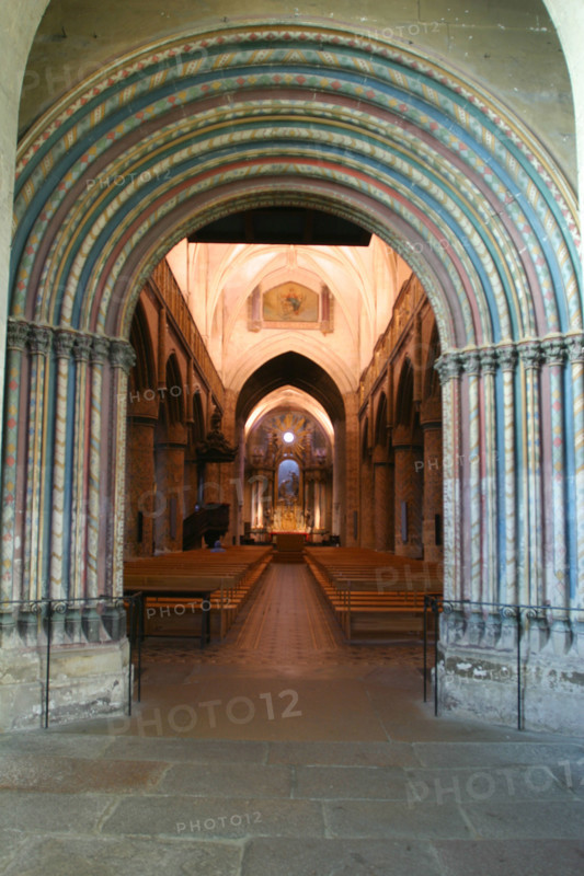 France, Basse Normandie, Manche, Cotentin, Cherbourg, detail de l'eglise de la trinite, porche a colonnes polychromes