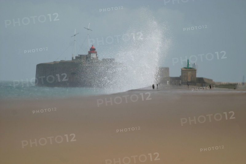 France, Basse Normandie, Manche, Cotentin, Cherbourg, grande rade ouest, querqueville, tempete, gerbes d'eau sur la digue,