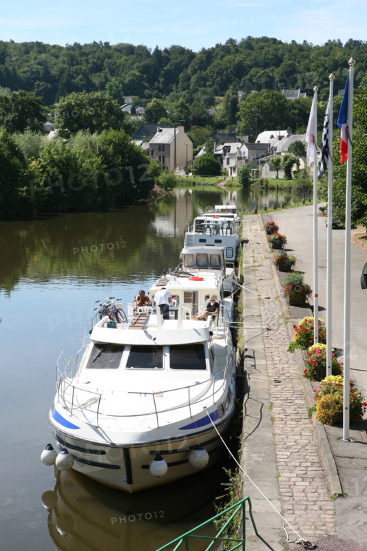 France, Bretagne, Morbihan, malestroit, village, canal de nantes a brest, penichettes a quai,