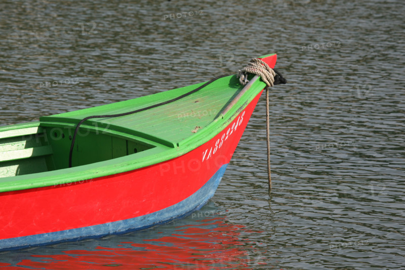 France, Bretagne, Morbihan, golfe du Morbihan, presqu'ile de rhuys, le logeo, detail coque, barque rouge et verte,