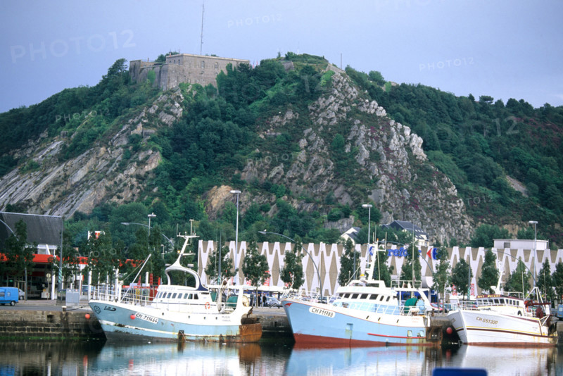 France, Basse Normandie, Manche, Cotentin, Cherbourg, montagne du roule depuis le bassin du commerce, chalutiers, fort du roule au sommet
