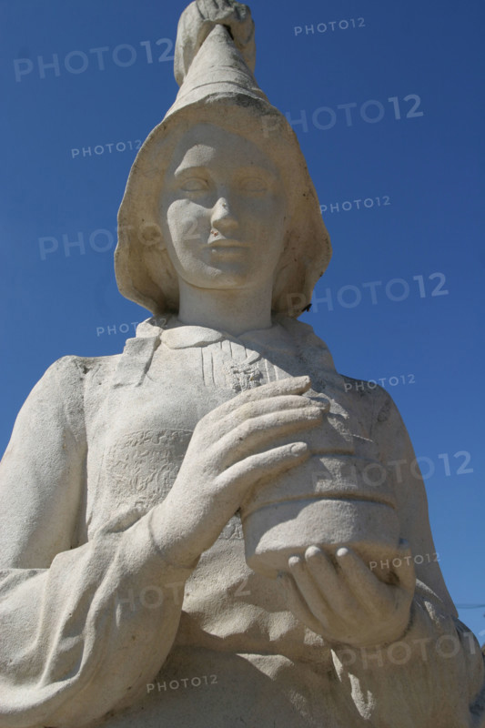 France, Basse Normandie, orne, pays d'auge ornais, vimoutiers, statue de marie harel qui aurait invente le camemembert lors de la revolution francaise,
