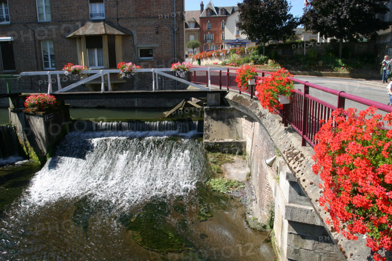 France, Basse Normandie, orne, pays d'auge ornais, vimoutiers, barrage, fleurs, riviere la vie, centre ville,