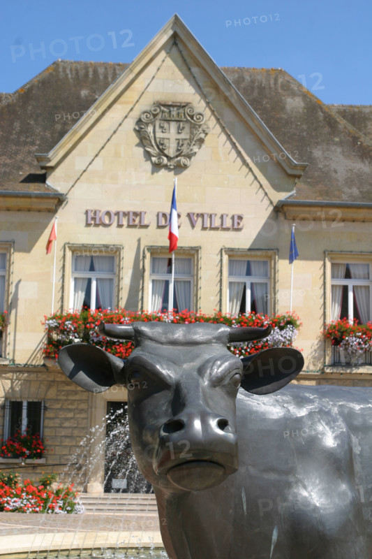 France, Basse Normandie, orne, pays d'auge ornais, vimoutiers, place de l'hotel de ville, sculpture, vache normande,