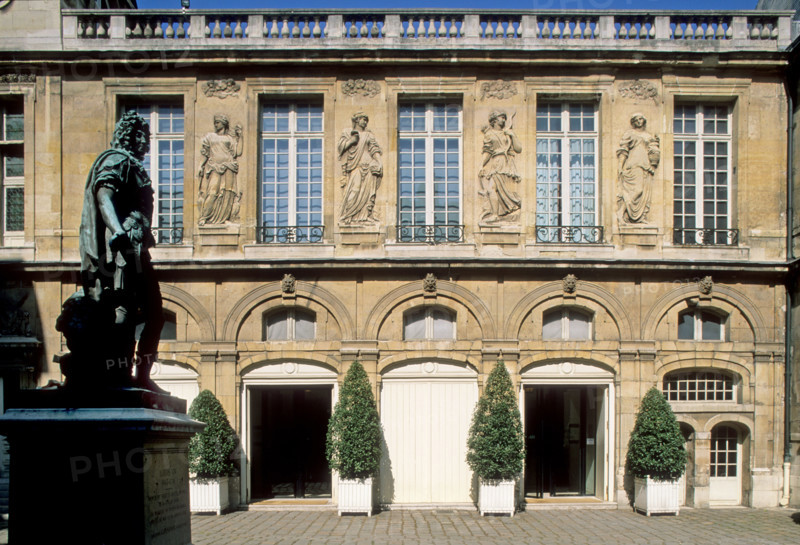 France, Paris 3e, le marais, hotel carnavalet, musee de l'histoire de Paris, 23 rue de sevigne, premiere cour, statue de Louis XIV,