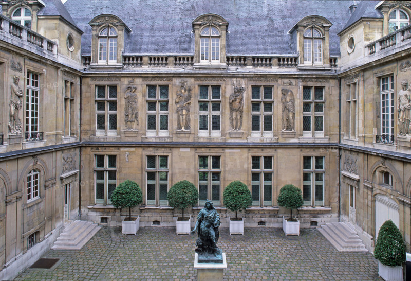 France, Paris 3e, le marais, hotel carnavalet, musee de l'histoire de Paris, 23 rue de sevigne, premiere cour, statue de Louis XIV,