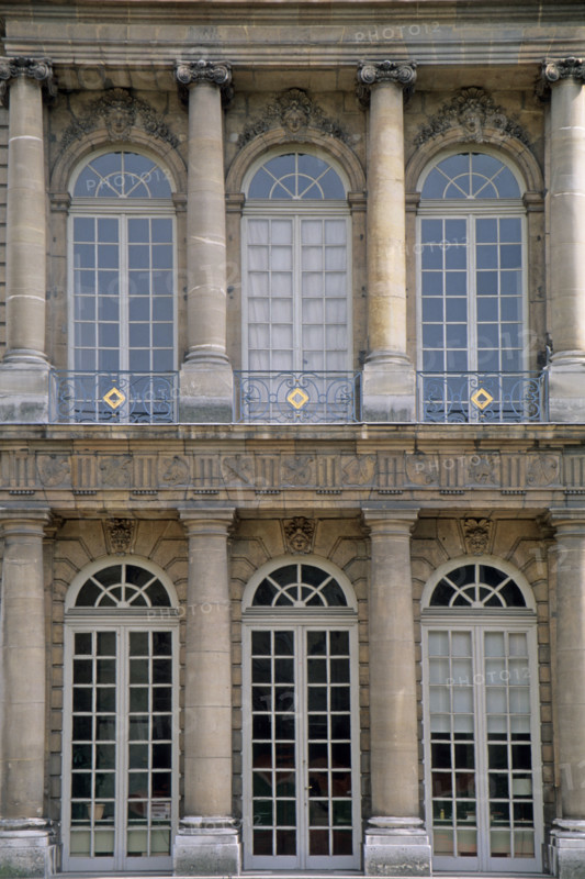 France, Paris 3e, le marais, hotel de rohan, rue vieille du temple, hotel particulier, facade sur jardin, portique, colonnes, triglyphes et metopes, ordres,