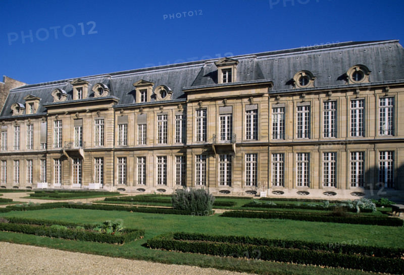 France, Paris 4e, le marais, rue de jouy, hotel d'aumont, tribunal administratif, facade sur jardin, jardin a la francaise,
