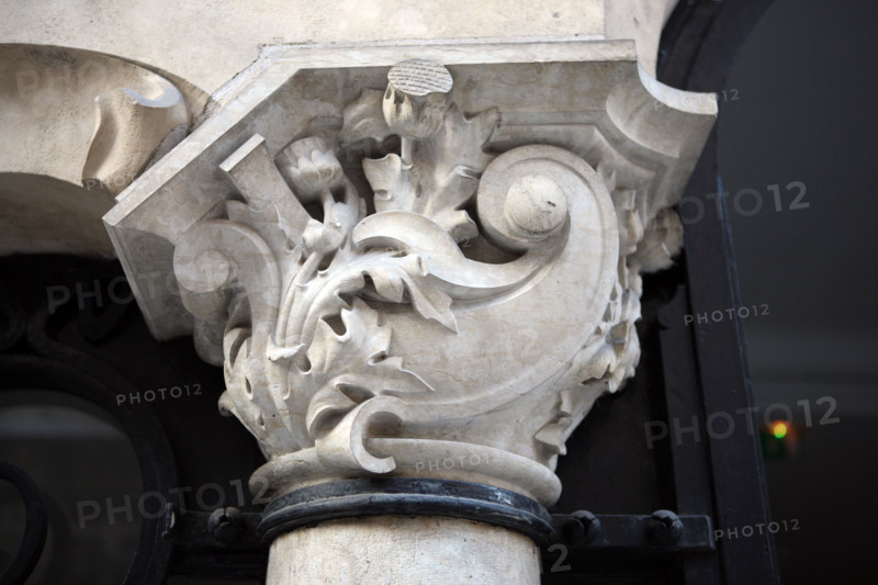 Building 12 rue Sédillot in Paris (detail)