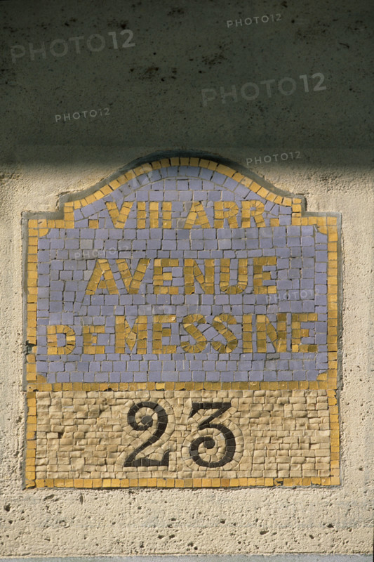 Building 23 avenue de Messine in Paris (detail)