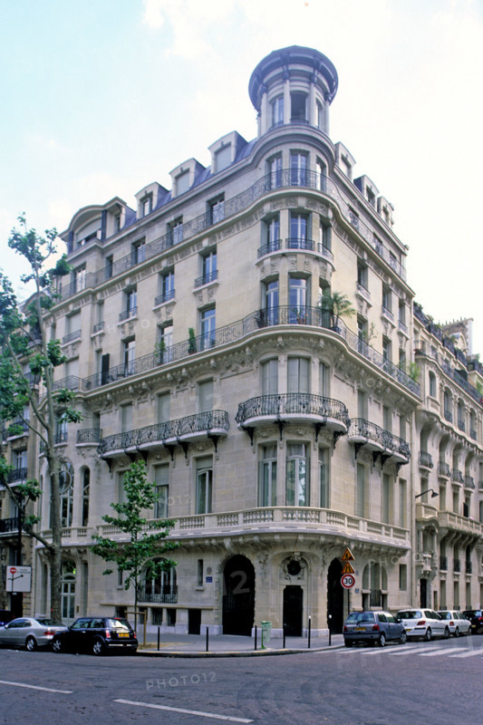 Building 23 avenue de Messine in Paris (detail)