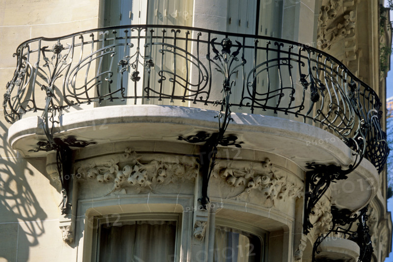 Building 23 avenue de Messine in Paris (detail)