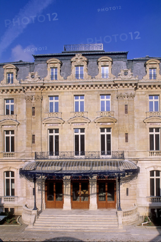 France, Paris 8e, 61 rue de Monceau, hotel Menier, hotel particulier, monument historique, facade sur cour, verriere