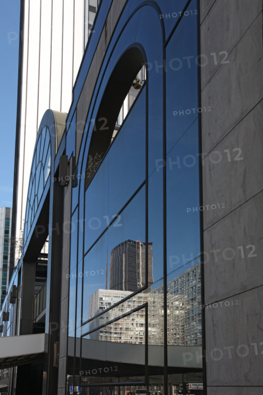 France, Paris 14e, Montparnasse, rue du Commandant Mouchotte, reflet d'un immeuble dans les vitres de l'hotel Meridien Montparnasse, architecture, fenetres, Tour Montparnasse,