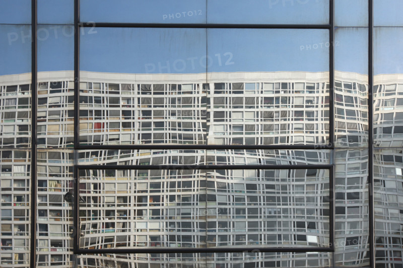 France, Paris 14e, Montparnasse, rue du Commandant Mouchotte, reflet d'un immeuble dans les vitres du Meridien Montparnasse, architecture, fenetres,