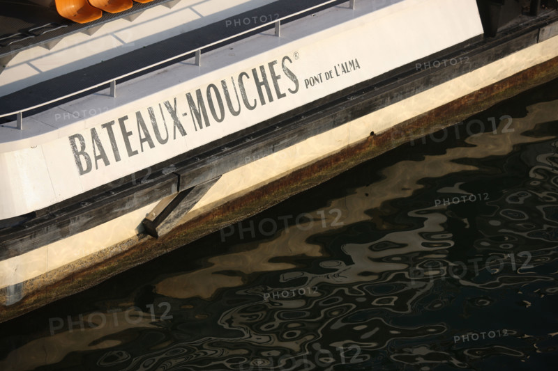 France, Paris 7e, pont de l'Alma, bateaux mouche du pont de l'Alma, la Seine, detail coque, tourisme, croisiere fluviale,