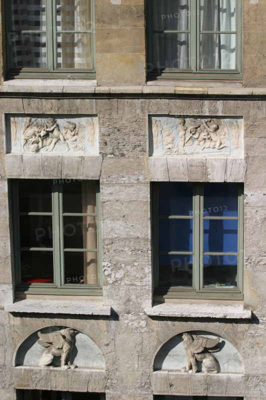 France, Haute Normandie, Seine Maritime, Rouen, rue des carmes, detail habitat, maison, sculpture, habitat traditionnel, ornement, decor, facade, fenetres,