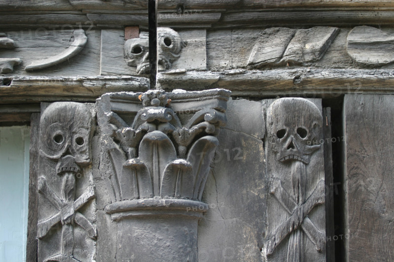 France, Haute Normandie, Seine Maritime, Rouen, maisons a pans de bois, colombages, rue Martainville, aitre saint maclou, figures macabres, cimetiere des pestiferes, ossuaire, tete de mort, ossements,