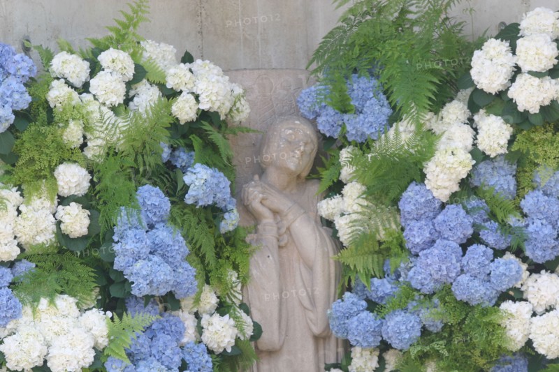 France, Haute Normandie, Seine Maritime, Rouen, Place du vieux Marche, eglise Sainte-Jeanne-d'Arc, fleurs bleues et blanches, hortensias, fougeres, commemoration, sculpture, statue, pucelle d'Orleans, fetes Jeanne d'Arc