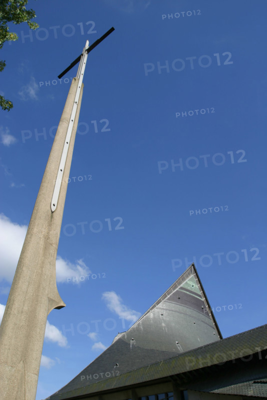 France, Haute Normandie, Seine Maritime, Rouen, place du vieux marche, eglise sainte jeanne d'Arc, toiture d'ardoises, croix,