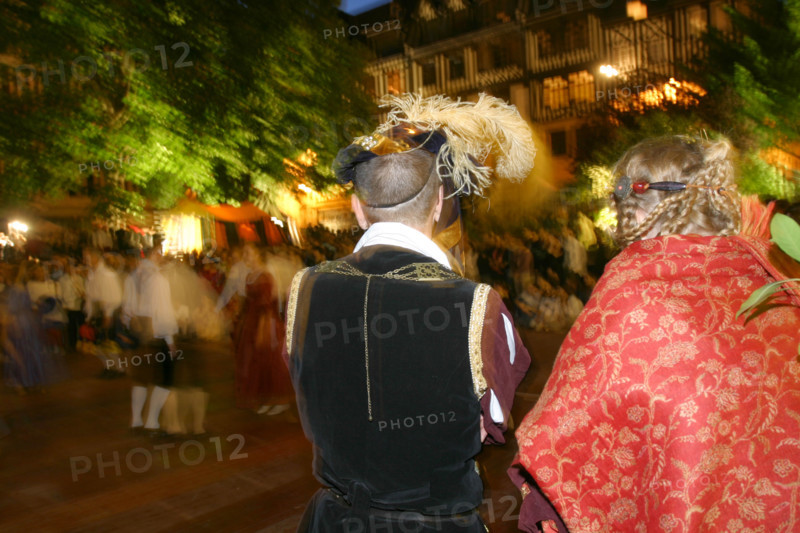 France, Haute Normandie, Seine Maritime, Rouen, cathedrale notre dame, fetes jeanne d'arc 2005, 
bal medieval, danseurs, musique medievale, costumes traditionnels,