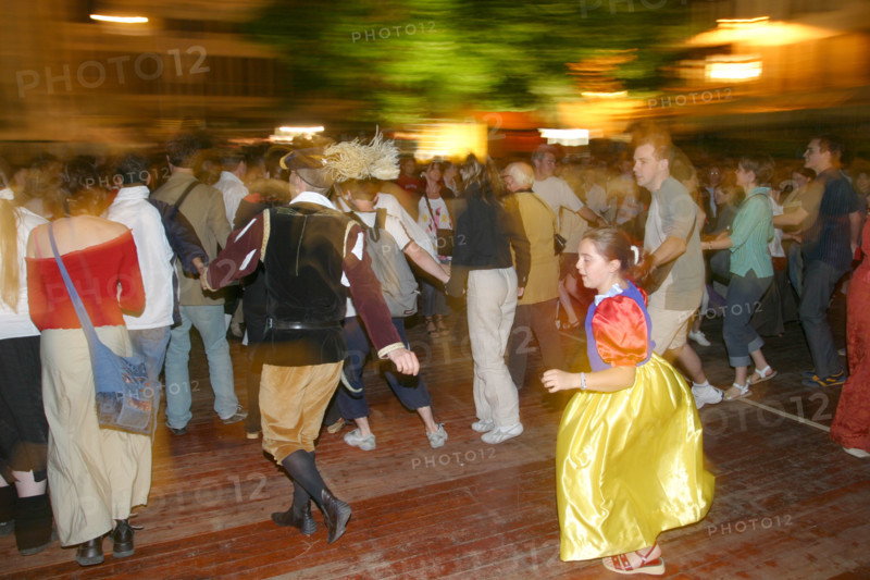 France, Haute Normandie, Seine Maritime, Rouen, cathedrale notre dame, fetes jeanne d'arc 2005, 
bal medieval, danseurs, musique medievale, costumes traditionnels,
