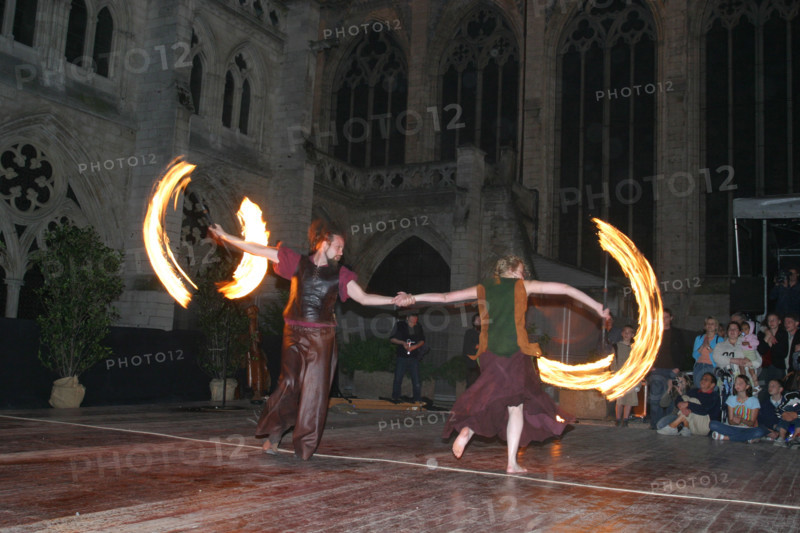 France, Haute Normandie, Seine Maritime, Rouen, cathedrale notre dame, fetes jeanne d'arc 2005, 
spectacle "les nuits de feu", pyrotechnie, cracheurs de feu, bateleurs, saltimbanques, danse, torches,