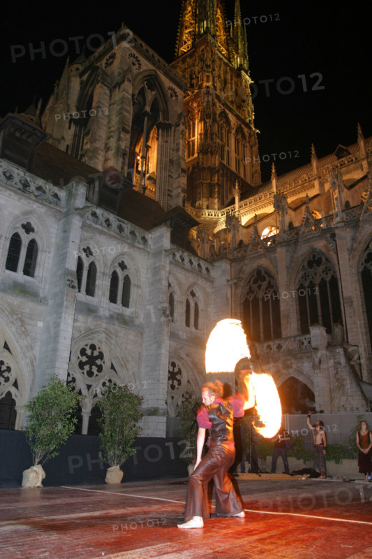 France, Haute Normandie, Seine Maritime, Rouen, cathedrale notre dame, fetes jeanne d'arc 2005, 
spectacle "les nuits de feu", pyrotechnie, cracheurs de feu, bateleurs, saltimbanques, danse, torches,