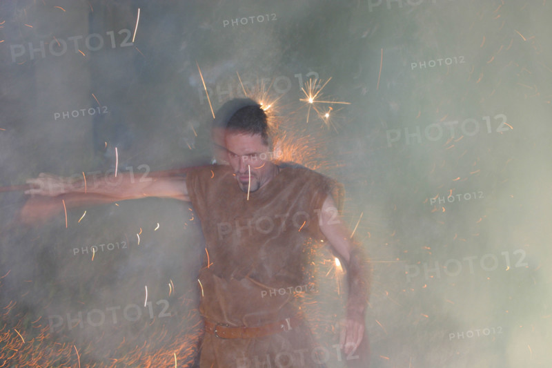 France, Haute Normandie, Seine Maritime, Rouen, cathedrale notre dame, fetes jeanne d'arc 2005, 
spectacle "les nuits de feu", pyrotechnie, cracheurs de feu, bateleurs, saltimbanques, danse, torches,