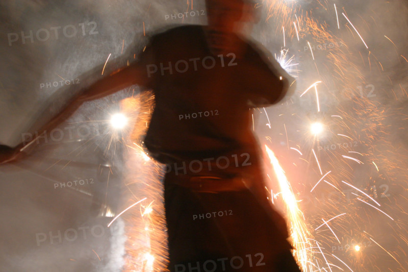 France, Haute Normandie, Seine Maritime, Rouen, cathedrale notre dame, fetes jeanne d'arc 2005, 
spectacle "les nuits de feu", pyrotechnie, cracheurs de feu, bateleurs, saltimbanques, danse, torches,