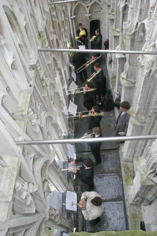 France, Haute Normandie, Seine Maritime, Rouen, cathedrale Notre-Dame, fetes jeanne d'arc 2005, cuivres de Rouen jouant a la galerie des rois, musciens, cuivres,