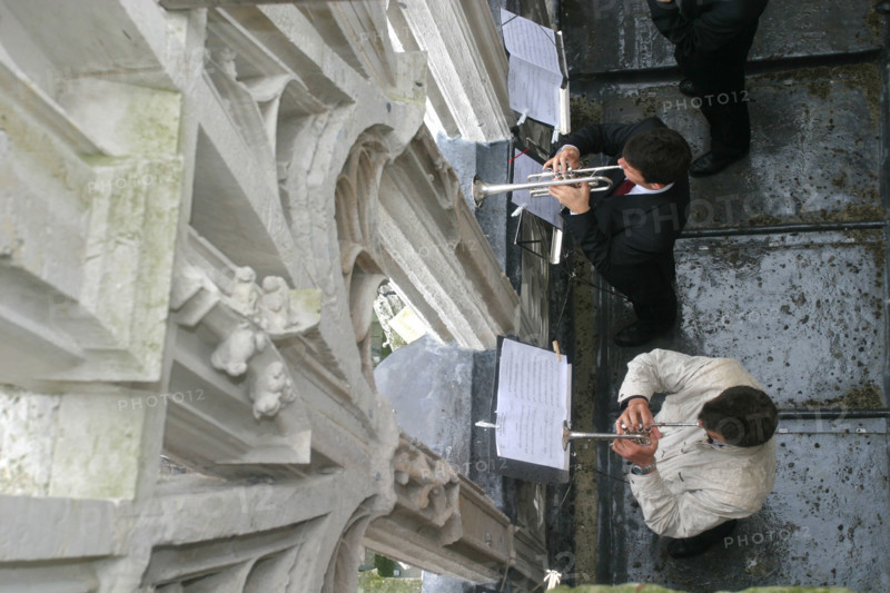 France, Haute Normandie, Seine Maritime, Rouen, cathedrale Notre-Dame, fetes jeanne d'arc 2005, cuivres de Rouen jouant a la galerie des rois, musciens, cuivres,