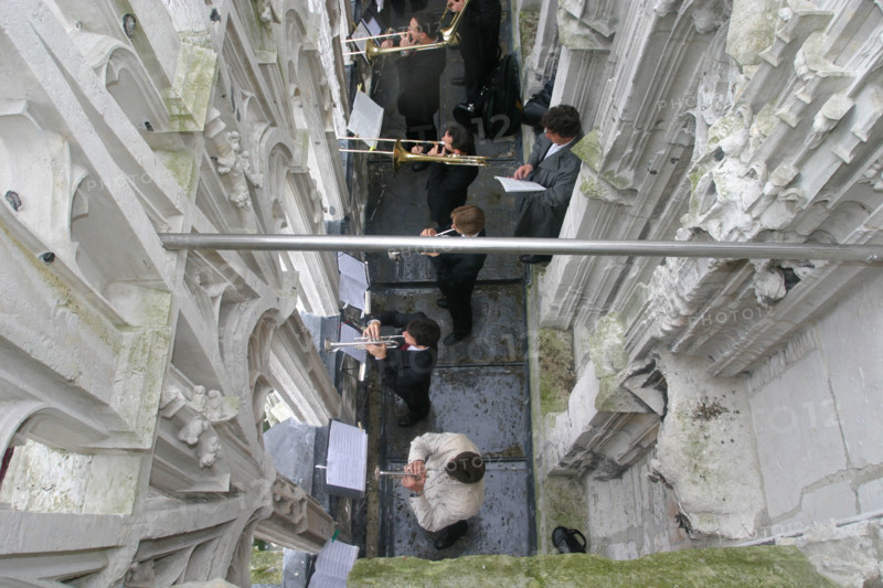 France, Haute Normandie, Seine Maritime, Rouen, cathedrale Notre-Dame, fetes jeanne d'arc 2005, cuivres de Rouen jouant a la galerie des rois, musciens, cuivres,