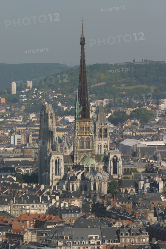France, Haute Normandie, Seine Maritime, Rouen, cathedrale Notre-Dame, panorama depuis la cote sainte catherine, vue generale, tours, fleche,