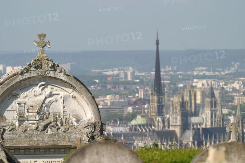France, Haute Normandie, Seine Maritime, Rouen, cimetiere monumental surplombant la ville, fleche de la cathedrale notre dame,
