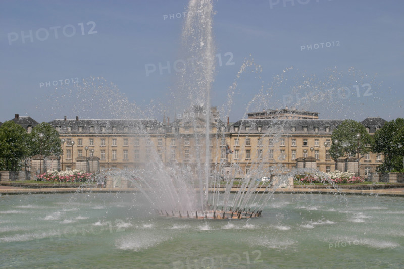 France, Haute Normandie, Seine Maritime, Rouen, hotel de region et jardins de la place, institution, administration, conseil regional, jardin, bassin, fontaine, jet d'eau,