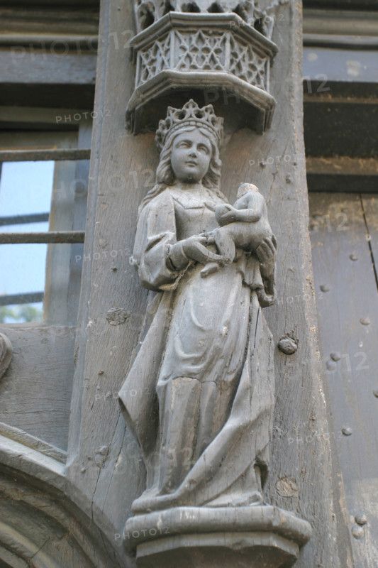 France, Haute Normandie, Seine Maritime, Rouen, rue damiette, antiquaires, maisons a pans de bois, colombage, encorbellement, paves, medieval, habitat traditionnel, detail sculpture, bois, vierge, porte,