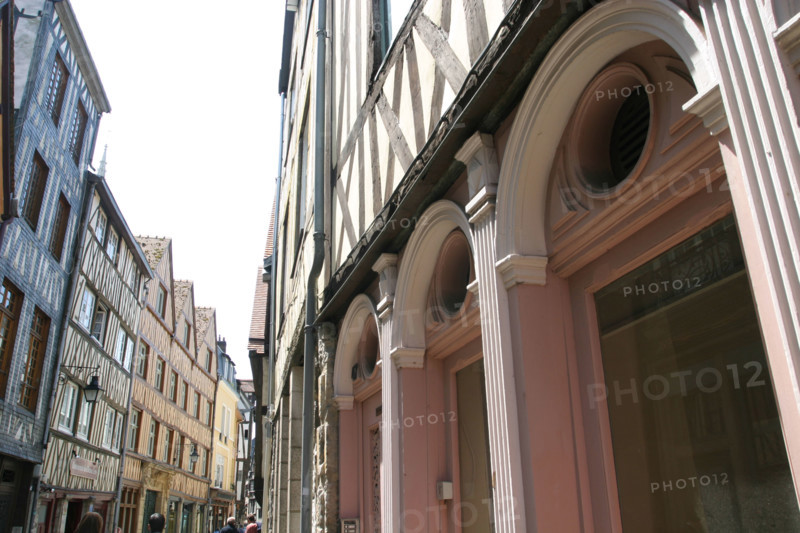 France, Haute Normandie, Seine Maritime, Rouen, rue damiette, antiquaires, maisons a pans de bois, colombage, encorbellement, paves, medieval, habitat traditionnel,