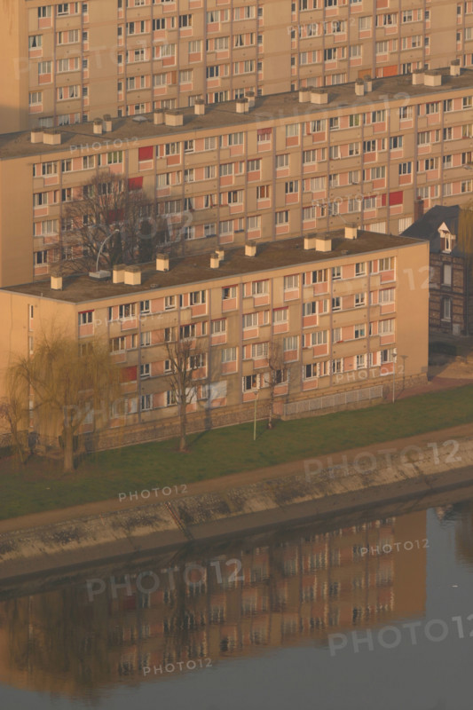 France, Haute Normandie, Seine Maritime, Rouen, rive gauche, ile Lacroix, vue depuis la cote sainte catherine, panorama, la Seine, bateaux, immeubles, logements, habitat,