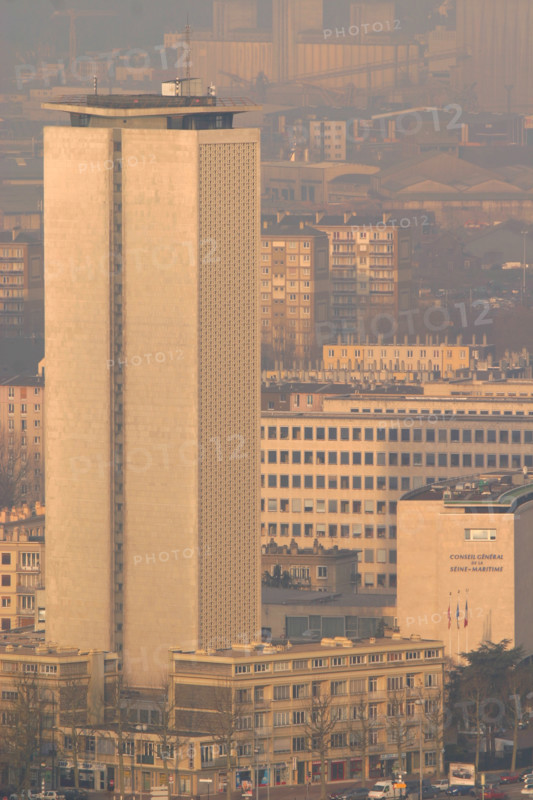 France, Haute Normandie, Seine Maritime, Rouen, rive gauche, ile Lacroix, vue depuis la cote sainte catherine, panorama, la Seine, bateaux, immeubles, logements, habitat, 
tour des archives, conseil general, institution,