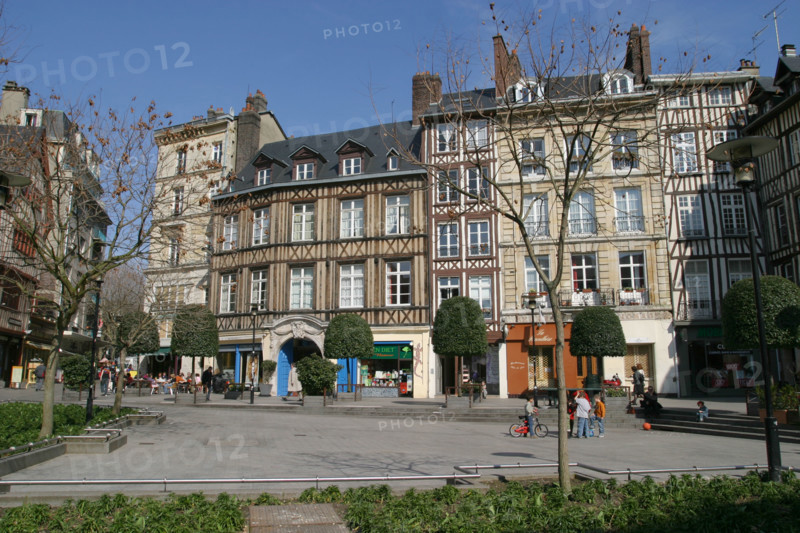 France, Haute Normandie, Seine Maritime, Rouen, place de la pucelle, habitat traditionnel, maisons a pans de bois, colombages, medieval, vieux quartier historique, commerces,