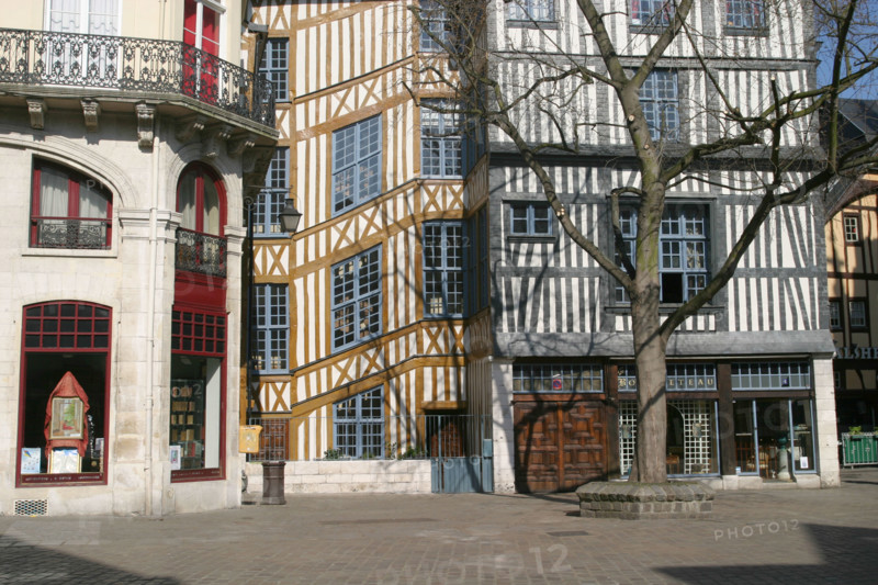 France, Haute Normandie, Seine Maritime, Rouen, place barthelemy, la maison qui penche, depuis le parvis de l'eglise saint Maclou, maison a pans de bois, habitat traditionnel, colombages, 
au debouche de la rue damiette