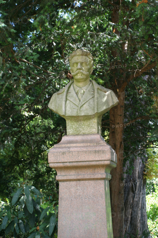 France, Haute Normandie, Seine Maritime, Rouen, avenue jeanne d'arc, square verdrel, plantes, jardin public, 
buste de guy de maupassant, auteur, ecrivain cauchois, sculpture, statue,