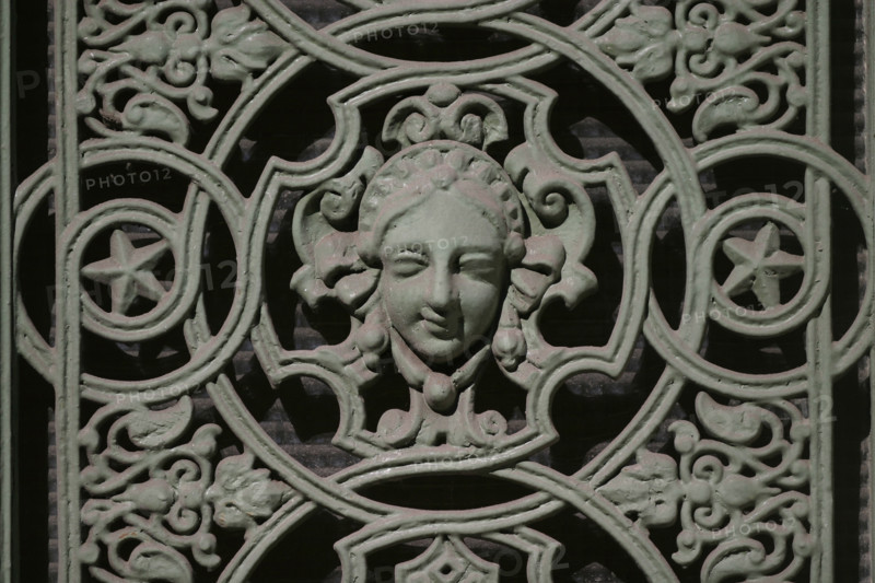 France, Haute Normandie, Seine Maritime, Rouen, detail de la porte d'une maison, rue Beffroy, visage de femme, ferronnerie,