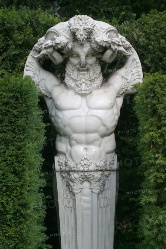 France, Haute Normandie, Seine Maritime, Rouen, rive gauche, jardin des plantes, fleurs, nature, ardin public, statue pan, satyre, colonne,