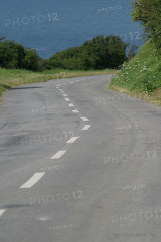 France, Haute Normandie, Seine Maritime, fecamp, route sinueuse, vers la chapelle des marins sur les hauteurs de fecamp, zig zag, ligne discontinue, mer, talus,